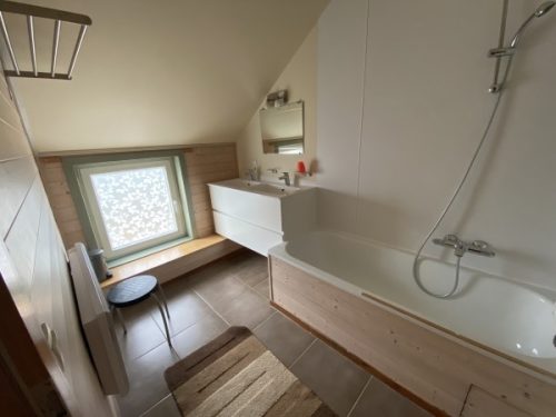 14 Badkamer met bad en douche vakantiewoning naardurbuy